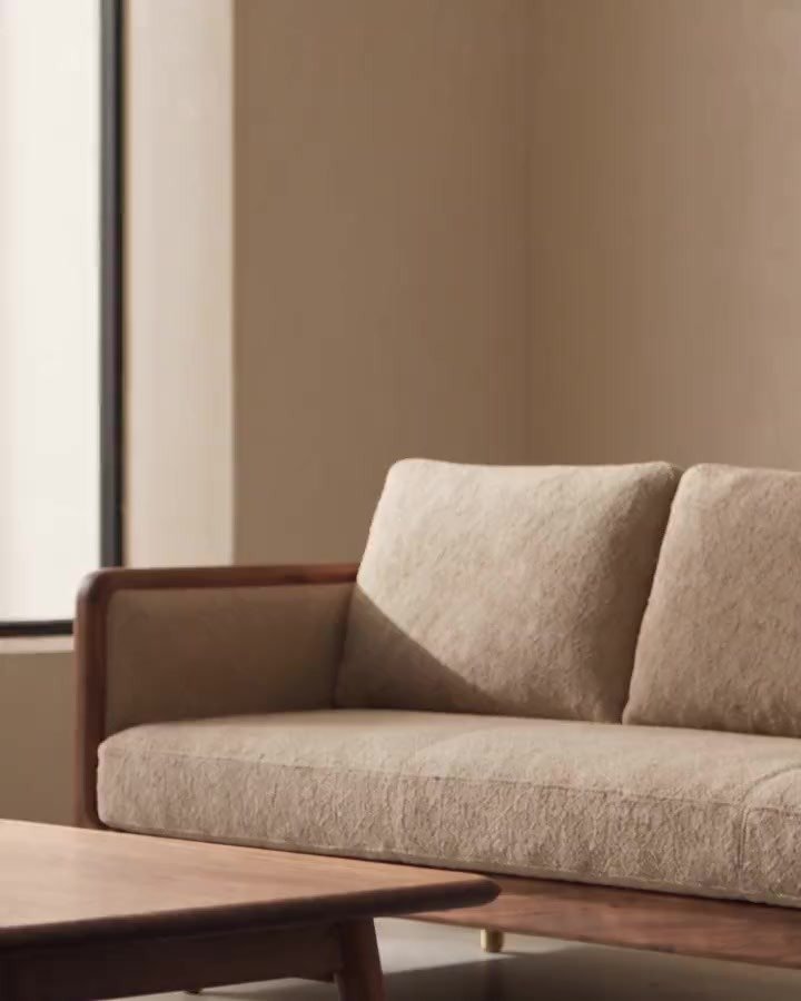 ORVENNA HOUSE bouclé kanepe, salonda pencere ışığında